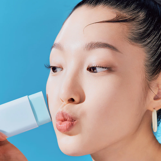 Bloqueador En Barra Tocobo: Acabado mate, ligero y sin grasa.